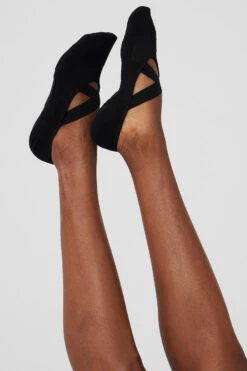 Women's Pivot Barre Sock - Black -ALO ACTIVEWEAR SALE A0094W 01 b1 a2 m100