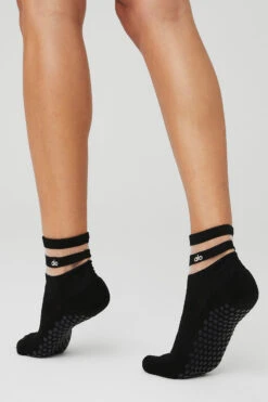 Women's Pulse Grip Sock - Black -ALO ACTIVEWEAR SALE A0485W 01 b1 s1 a2 1 m78