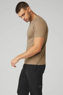 Idol Performance Tee - Gravel -ALO ACTIVEWEAR SALE M1179R 01347 b1 s3 a2 1 m108