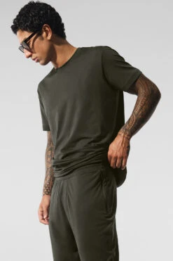 Conquer Reform Crewneck Short Sleeve - Stealth Green -ALO ACTIVEWEAR SALE M1205R 04672 b1 s1 a3 1 m203
