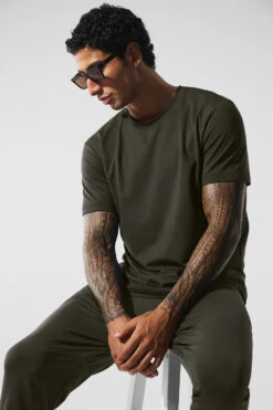 Conquer Reform Crewneck Short Sleeve - Stealth Green -ALO ACTIVEWEAR SALE M1205R 04672 b1 s1 a4 1 m203