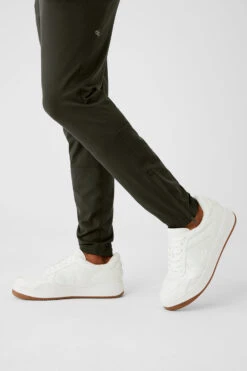 Conquer React Performance Pant - Stealth Green -ALO ACTIVEWEAR SALE M5142R 04672 b1 s3 a5 1 m93