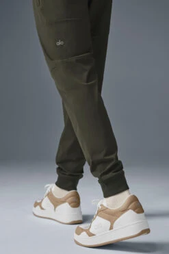 Co-Op Pant - Stealth Green -ALO ACTIVEWEAR SALE M5190R 04672 b1 s1 a4 1 m214