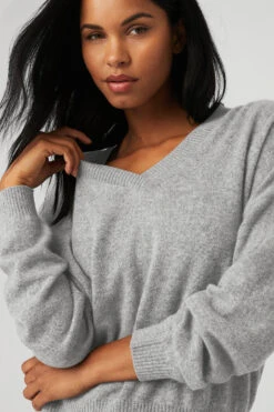 Cashmere Jet Set V-Neck Pullover - Dove Grey Heather 10 Cashmere Jet Set V-Neck Pullover - Dove Grey Heather -ALO ACTIVEWEAR SALE W3628R 02288 b1 s1 a4 1 m18