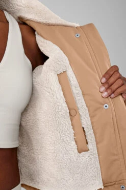 Orion Cropped Puffer - Toasted Almond -ALO ACTIVEWEAR SALE W4464R 05131 b1 s1 a4 1 m76 9e9b8dbe 4c08 42f8 9ec5 93e1cfad639a