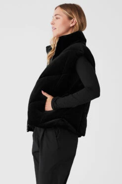 Ribbed Velour Mountain Side Puffer Vest - Black -ALO ACTIVEWEAR SALE W4467R 01 b1 s1 a2 1 m89