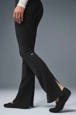 Airbrush High-Waist Kick-Back Legging - Black -ALO ACTIVEWEAR SALE W51232R 01 b1 s1 a3 1 m206